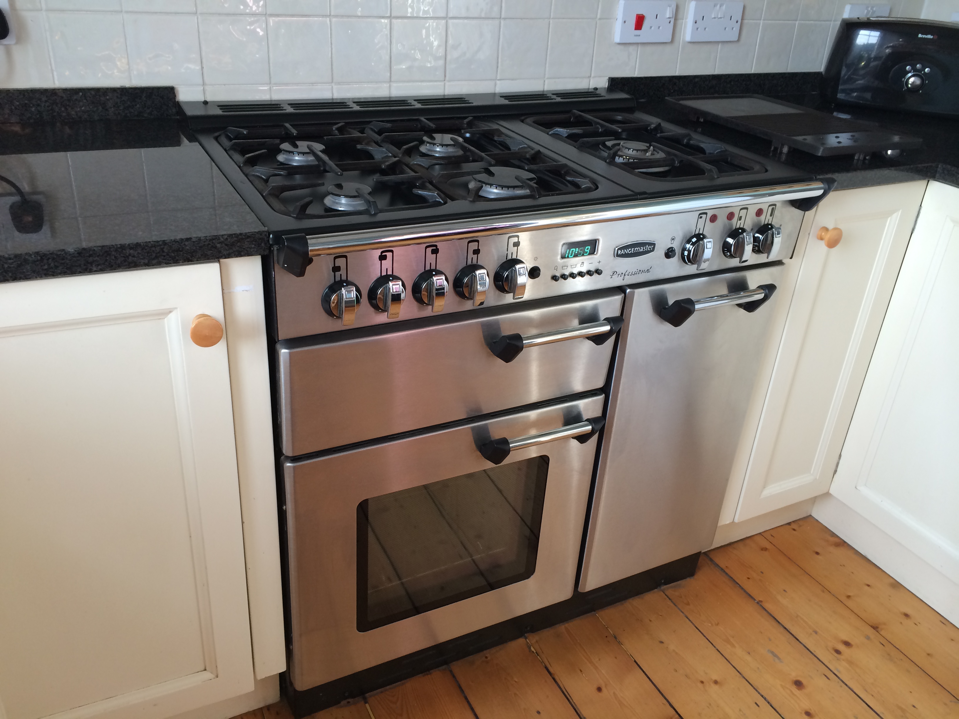 Range Cooker in Kitchen – The Upper Villa